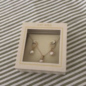 14 k pearl earrings and necklace